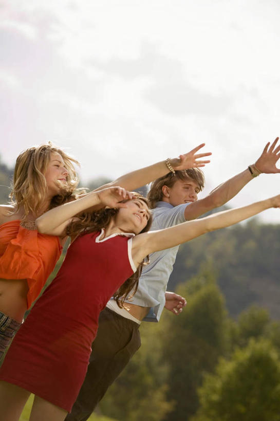 西方人,三个人,伙伴,朋友,举,竖图,室外,白天,正面,友谊,草地,草坪,植物,欧洲,欧洲人,服装,云,云朵,云彩,注视,草,树,树木,衣服,绿色,白云,自然,观察,看,托,服饰,生长,成长,观看,察看,衣着,穿着,关注,衣饰,友情,男人,男性,年轻男性,年轻女性,女人,女性,白种人,举起,举手,举着,跳跃,向上举,向上伸,向上托,半身,彩图