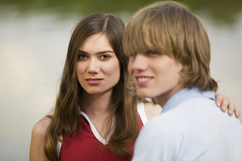 西方人,两个人,夫妻,抱,笑,微笑,露齿笑,横图,室外,白天,正面,爱情,欧洲,欧洲人,阴影,服装,朦胧,模糊,光线,影子,浪漫,注视,衣服,阳光,观察,看,恩爱,恋人,服饰,抱着,观看,察看,搂着,衣着,穿着,关注,衣饰,男人,男性,年轻男性,年轻女性,女人,女性,白种人,情侣,搂,搂抱,半身,彩图,伴侣