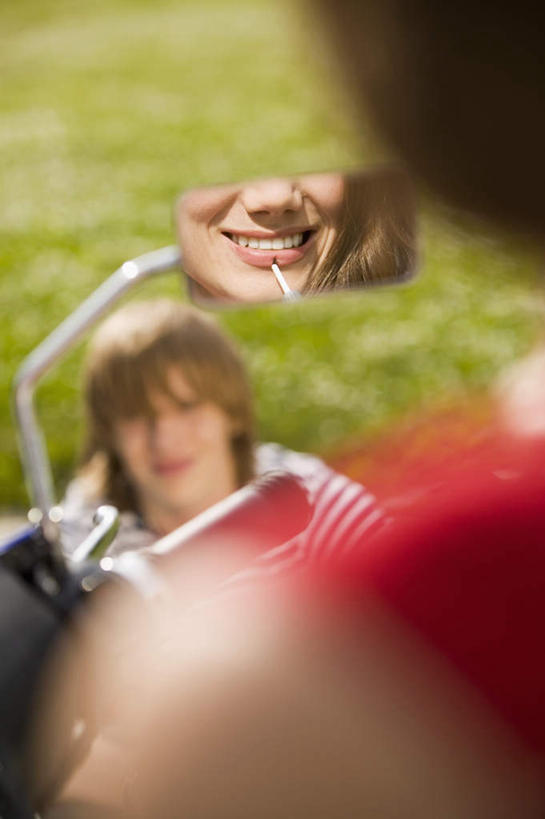 西方人,嘴,牙齿,两个人,夫妻,坐,笑,微笑,露齿笑,竖图,俯视,室外,白天,爱情,草地,草坪,植物,摩托车,欧洲,欧洲人,阴影,服装,朦胧,模糊,光线,影子,浪漫,注视,车,草,骑,衣服,绿色,阳光,交通工具,观察,看,恩爱,恋人,服饰,观看,察看,衣着,穿着,关注,载具,衣饰,男人,男性,年轻男性,年轻女性,女人,女性,白种人,齿,牙,牙龈,嘴巴,嘴唇,情侣,坐着,半身,彩图,高角度拍摄,伴侣