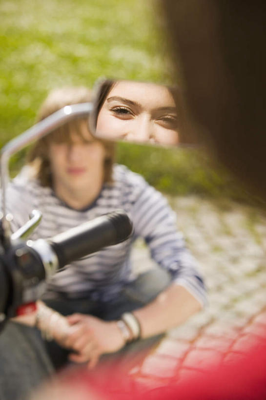 西方人,两个人,夫妻,坐,笑,微笑,露齿笑,竖图,俯视,室外,白天,爱情,草地,草坪,植物,摩托车,欧洲,欧洲人,阴影,服装,朦胧,模糊,光线,影子,浪漫,注视,车,草,骑,衣服,绿色,阳光,交通工具,观察,看,恩爱,恋人,服饰,观看,察看,衣着,穿着,关注,载具,衣饰,男人,男性,年轻男性,年轻女性,女人,女性,白种人,情侣,坐着,半身,彩图,高角度拍摄,伴侣