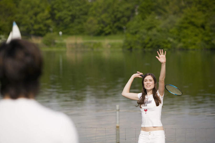 西方人,背部,两个人,夫妻,站,横图,室外,白天,正面,爱情,锻炼,旅游,度假,运动,羽毛球,河流,水,植物,羽毛,欧洲,欧洲人,阴影,波纹,服装,朦胧,模糊,光线,影子,河水,水流,球拍,羽毛球拍,羽毛球装备,涟漪,浪漫,拿,拿着,注视,娱乐,运动器械,树,树木,衣服,绿色,倒影,水纹,阳光,自然,波浪,观察,看,站着,享受,休闲,健身器械,恩爱,放松,恋人,服饰,生长,成长,观看,察看,倒映,衣着,穿着,关注,室外运动,健身器材,户外运动,水晕,羽毛球球拍,衣饰,反照,体育,羽毛球运动,男人,男性,年轻男性,年轻女性,女人,女性,白种人,情侣,站立,半身,彩图,健身,伴侣,运动器材