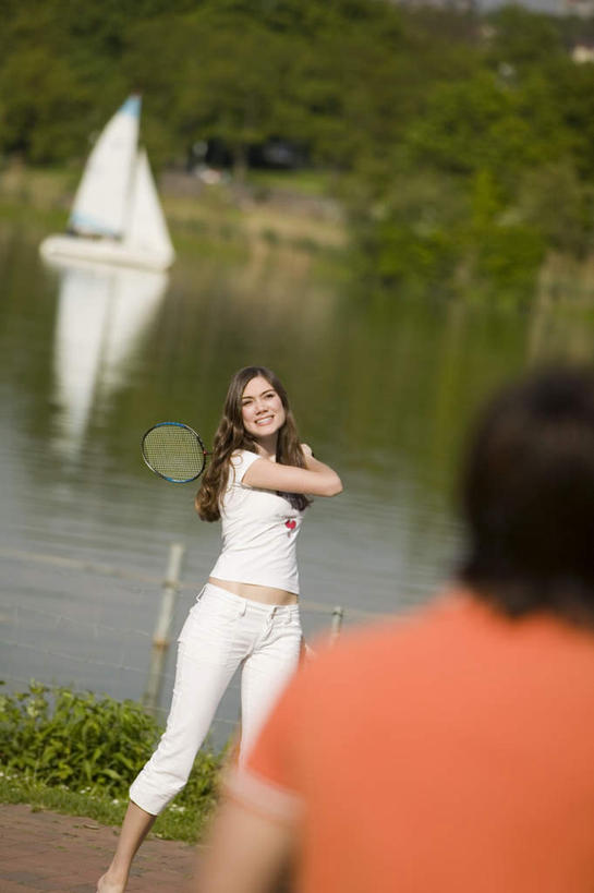 西方人,两个人,夫妻,站,竖图,室外,白天,正面,爱情,锻炼,旅游,度假,运动,羽毛球,河流,水,植物,羽毛,欧洲,欧洲人,阴影,波纹,服装,朦胧,模糊,光线,影子,河水,水流,球拍,羽毛球拍,羽毛球装备,涟漪,浪漫,拿,拿着,注视,娱乐,运动器械,树,树木,衣服,绿色,倒影,水纹,阳光,自然,波浪,观察,看,站着,享受,休闲,健身器械,恩爱,放松,恋人,服饰,生长,成长,观看,察看,倒映,衣着,穿着,关注,室外运动,健身器材,户外运动,水晕,羽毛球球拍,衣饰,反照,体育,羽毛球运动,男人,男性,年轻男性,年轻女性,女人,女性,白种人,情侣,站立,半身,彩图,健身,伴侣,运动器材