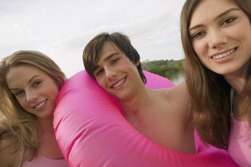 游泳,西方人,三个人,伙伴,朋友,站,笑,微笑,露齿笑,横图,室外,白天,正面,游戏,友谊,河流,水,欧洲,欧洲人,波纹,服装,救生圈,塑料,河水,水流,云,云朵,涟漪,玩,云彩,注视,娱乐,衣服,白云,倒影,水纹,塑料制品,游泳圈,波浪,观察,看,站着,休闲,充气,服饰,观看,察看,倒映,救生,衣着,穿着,关注,水晕,泅水,衣饰,反照,友情,男人,男性,年轻男性,年轻女性,女人,女性,白种人,玩耍,嬉戏,站立,半身,彩图