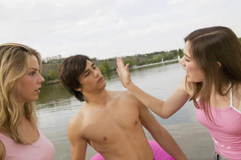 西方人,三个人,伙伴,朋友,站,摸,横图,室外,白天,正面,友谊,河流,水,植物,欧洲,欧洲人,抚摸,波纹,服装,河水,水流,云,云朵,涟漪,云彩,注视,树,树木,衣服,绿色,白云,倒影,水纹,自然,波浪,观察,看,站着,服饰,生长,成长,观看,察看,倒映,衣着,穿着,关注,水晕,衣饰,反照,友情,男人,男性,年轻男性,年轻女性,女人,女性,白种人,触摸,接触,站立,半身,彩图