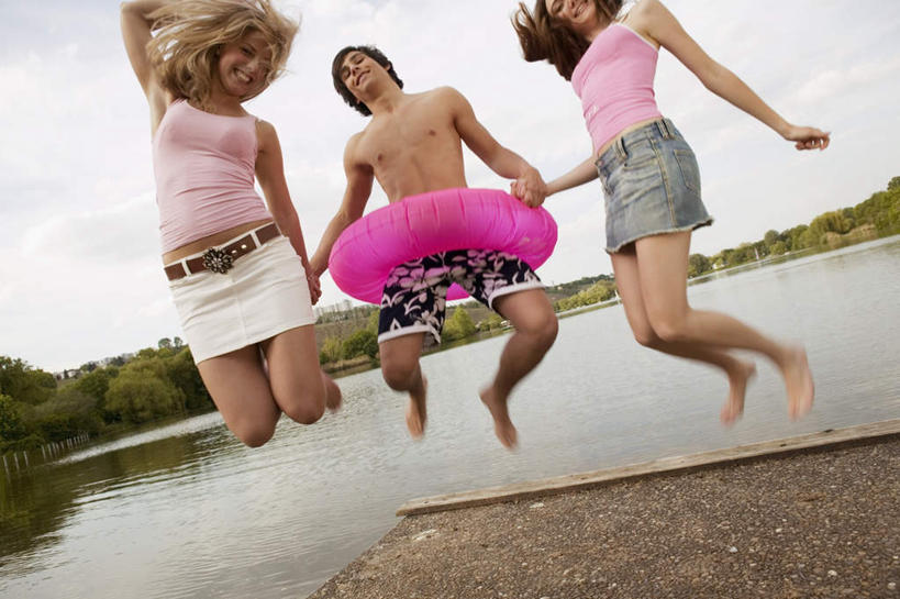 游泳,西方人,三个人,伙伴,朋友,站,笑,微笑,露齿笑,横图,室外,白天,正面,游戏,友谊,河流,水,欧洲,欧洲人,波纹,服装,救生圈,塑料,河水,水流,云,云朵,涟漪,玩,云彩,注视,娱乐,衣服,白云,倒影,水纹,塑料制品,游泳圈,波浪,观察,看,站着,休闲,充气,服饰,观看,察看,倒映,救生,衣着,穿着,关注,水晕,泅水,衣饰,反照,友情,男人,男性,年轻男性,年轻女性,女人,女性,白种人,跳跃,玩耍,嬉戏,站立,半身,彩图