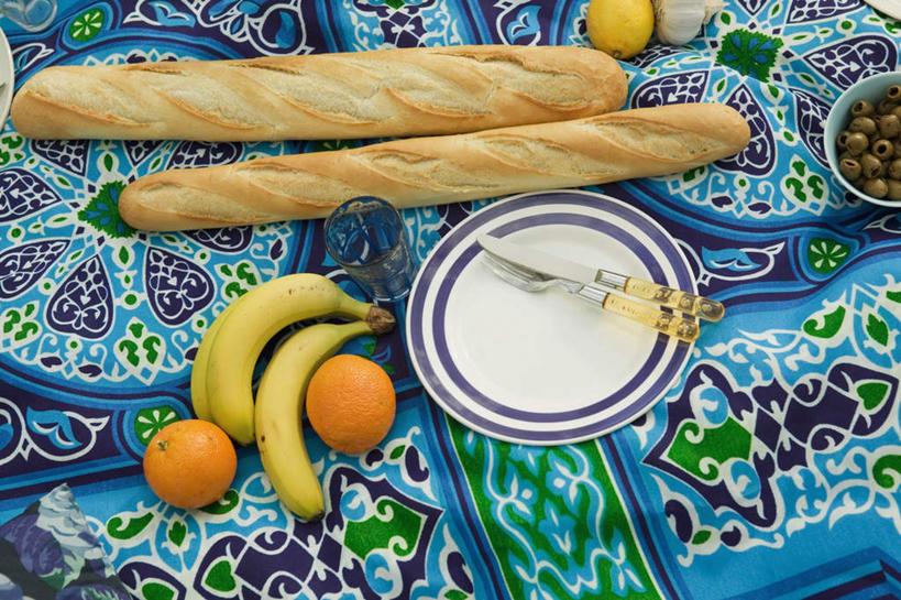 点心,面包,无人,横图,俯视,室外,白天,香蕉,杯子,餐具,水果,新鲜,叉子,刀叉,刀子,碟子,盘,陶瓷,生食,食品,野餐,面点,果实,陶瓷制品,玻璃制品,食物,糕点,盘子,容器,水杯,碟,碗,有机食品,绿色食品,储藏,储存,餐刀,餐叉,玻璃杯,进餐用具,甘蕉,橙子,彩图,高角度拍摄,贮存