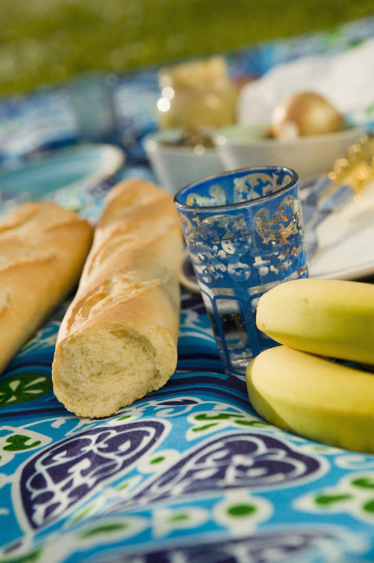 点心,面包,无人,竖图,俯视,室外,白天,香蕉,杯子,餐具,水果,朦胧,模糊,新鲜,叉子,刀叉,刀子,碟子,盘,陶瓷,生食,食品,野餐,面点,果实,陶瓷制品,玻璃制品,食物,糕点,盘子,容器,水杯,碟,碗,有机食品,绿色食品,储藏,储存,餐刀,餐叉,玻璃杯,进餐用具,甘蕉,橙子,彩图,高角度拍摄,贮存