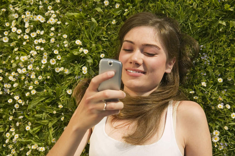 西方人,一个人,躺,笑,打电话,微笑,露齿笑,横图,俯视,室外,白天,草地,草坪,植物,电话,手机,欧洲,欧洲人,仅一个年轻女性,仅一个女性,仅一个人,阴影,服装,光线,影子,拿,拿着,注视,通讯设备,草,衣服,绿色,阳光,观察,看,服饰,观看,察看,衣着,穿着,关注,衣饰,卧着,交流,年轻女性,女人,女性,白种人,沟通,躺着,通话,卧,半身,彩图,高角度拍摄