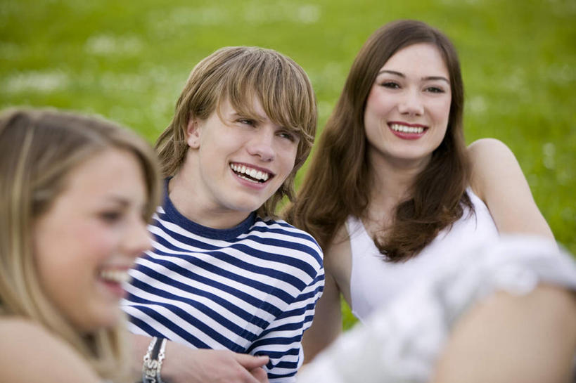 西方人,三个人,伙伴,朋友,坐,笑,微笑,露齿笑,横图,室外,白天,正面,友谊,草地,草坪,植物,欧洲,欧洲人,服装,朦胧,模糊,注视,草,衣服,绿色,观察,看,服饰,观看,察看,衣着,穿着,关注,衣饰,友情,男人,男性,年轻男性,年轻女性,女人,女性,白种人,坐着,半身,彩图