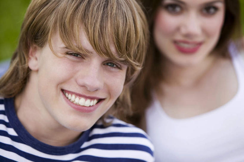 西方人,脸,头,脸颊,两个人,夫妻,坐,笑,微笑,露齿笑,横图,室外,特写,白天,正面,爱情,草地,草坪,植物,欧洲,欧洲人,服装,朦胧,模糊,浪漫,注视,肩膀,草,衣服,绿色,观察,看,恩爱,恋人,服饰,观看,察看,衣着,穿着,关注,衣饰,男人,男性,年轻男性,年轻女性,女人,女性,白种人,头部,脸部,脸蛋,面部,情侣,坐着,半身,彩图,伴侣