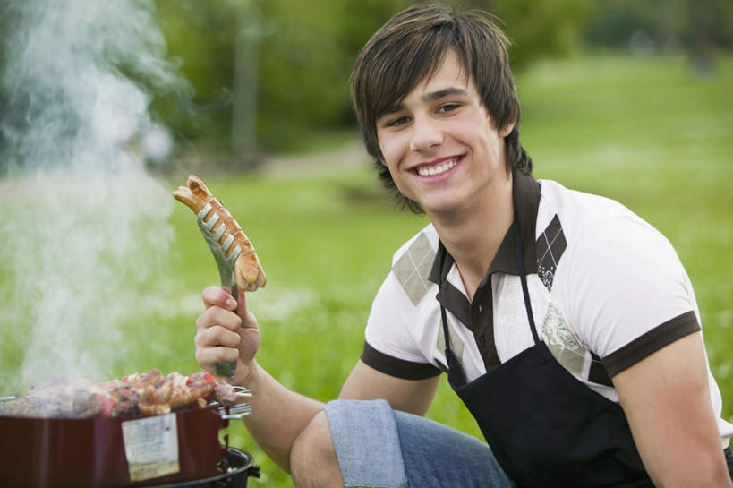 西方人,一个人,坐,笑,微笑,露齿笑,横图,室外,白天,正面,烧烤,草地,草坪,植物,餐具,欧洲,欧洲人,仅一个男性,仅一个人,服装,朦胧,模糊,香肠,烤架,烤肉,夹,拿,拿着,注视,草,仅一个年轻男性,衣服,绿色,观察,看,铁架,服饰,观看,察看,夹着,衣着,穿着,关注,衣饰,男人,男性,年轻男性,白种人,坐着,半身,彩图