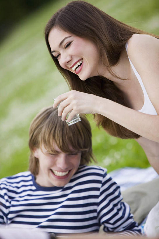 西方人,三个人,坐,笑,微笑,露齿笑,竖图,室外,白天,正面,草地,草坪,植物,杯子,欧洲,欧洲人,服装,朦胧,模糊,拿,拿着,注视,玻璃制品,草,衣服,绿色,水杯,观察,看,服饰,观看,察看,衣着,穿着,关注,衣饰,男人,男性,年轻男性,年轻女性,女人,女性,白种人,玻璃杯,坐着,半身,彩图