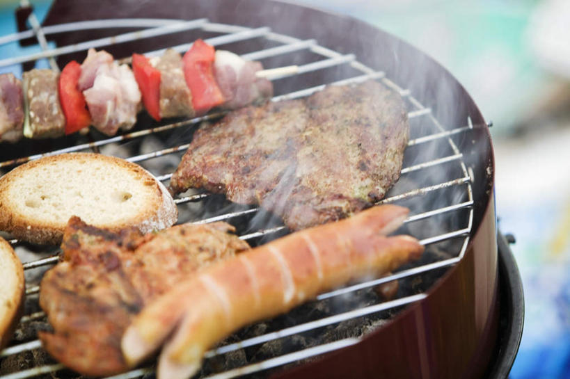 无人,横图,俯视,室外,特写,白天,烧烤,辣椒,蔬菜,朦胧,模糊,新鲜,肉,香肠,食品,烤架,烤肉,肉类,食物,红色,铁架,有机食品,绿色食品,肉食,彩椒,辣角,红海椒,大椒,辣虎,广椒,甜椒,柿子椒,辣子,海椒,番椒,灯笼椒,彩图,高角度拍摄