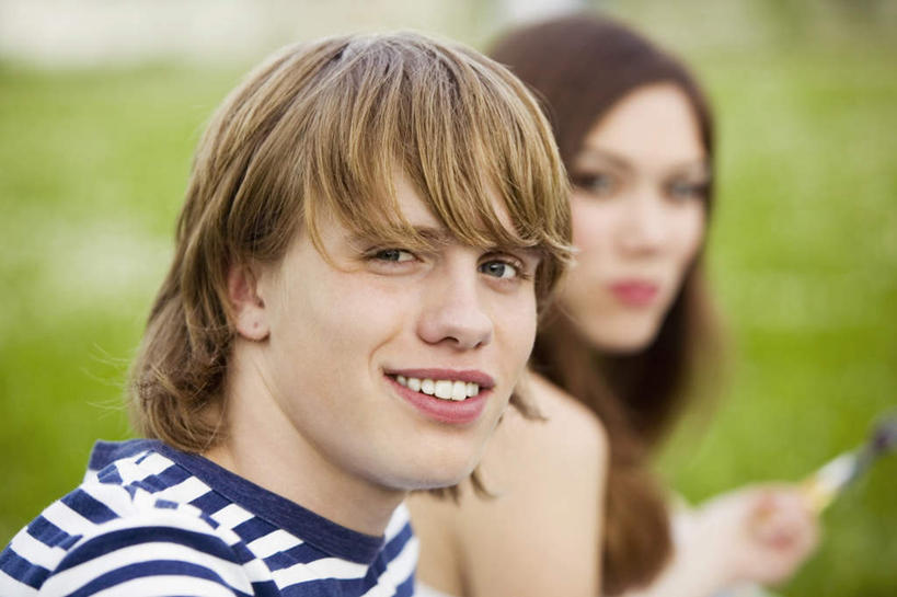 西方人,两个人,夫妻,坐,笑,微笑,露齿笑,横图,室外,白天,正面,爱情,草地,草坪,植物,欧洲,欧洲人,服装,朦胧,模糊,浪漫,注视,草,衣服,绿色,观察,看,恩爱,恋人,服饰,观看,察看,衣着,穿着,关注,衣饰,男人,男性,年轻男性,年轻女性,女人,女性,白种人,情侣,坐着,半身,彩图,伴侣