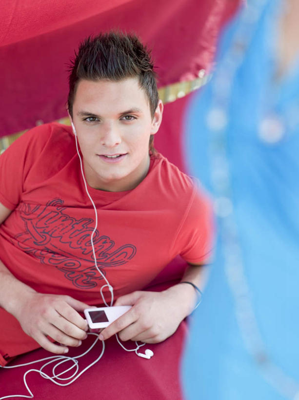 西方人,两个人,夫妻,躺,笑,微笑,露齿笑,竖图,俯视,室内,白天,爱情,陶醉,快乐,满意,幸福,床,欧洲,欧洲人,服装,朦胧,模糊,双人床,床单,音响,浪漫,音乐,听,音乐播放器,注视,娱乐,被子,衣服,耳机,观察,看,享受,休闲,恩爱,放松,恋人,服饰,观看,察看,舒适,被单,享乐,衣着,穿着,关注,MP3播放器,衣饰,卧着,男人,男性,年轻男性,年轻女性,女人,女性,白种人,情侣,躺着,卧,半身,彩图,高角度拍摄,伴侣,播放器,沉醉