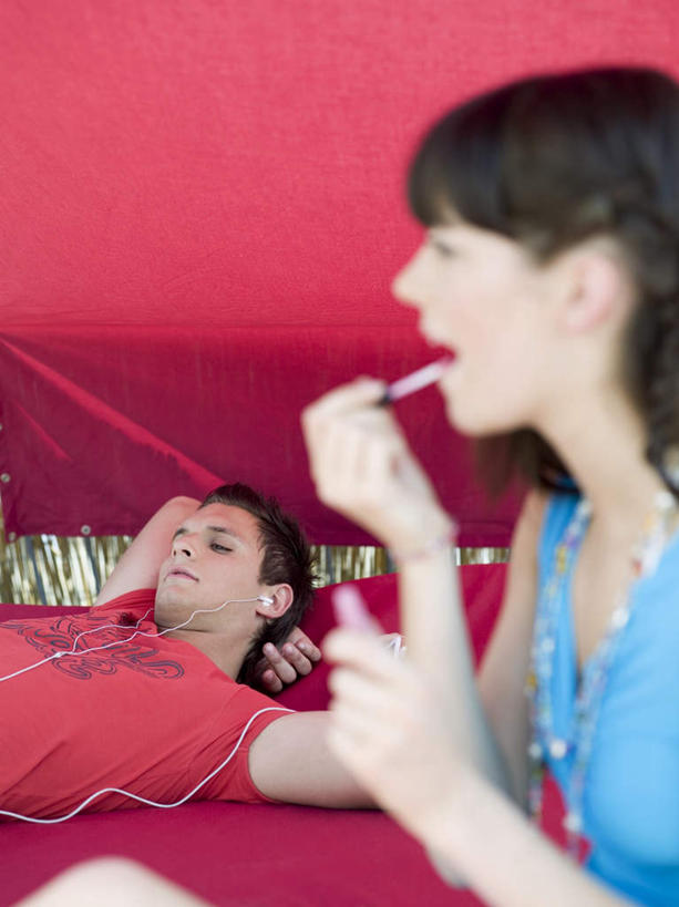 西方人,两个人,夫妻,躺,竖图,室内,白天,正面,爱情,化妆,陶醉,快乐,满意,幸福,床,欧洲,欧洲人,服装,双人床,床单,音响,浪漫,音乐,听,音乐播放器,注视,娱乐,被子,衣服,唇彩,耳机,观察,看,享受,休闲,恩爱,放松,恋人,服饰,观看,察看,舒适,被单,享乐,衣着,穿着,关注,MP3播放器,衣饰,卧着,男人,男性,年轻男性,年轻女性,女人,女性,白种人,情侣,躺着,卧,半身,彩图,伴侣,播放器,沉醉