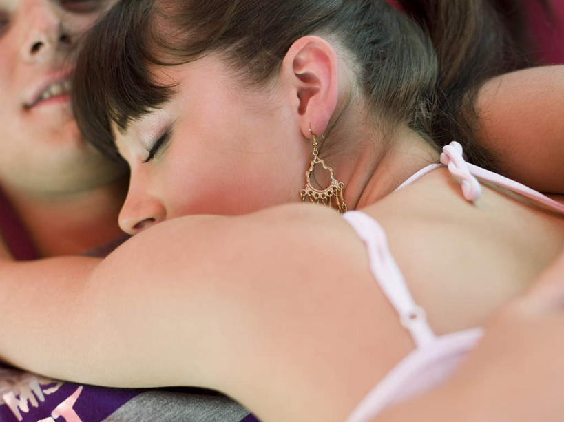 西方人,脸,头,脸颊,两个人,夫妻,躺,闭眼,横图,俯视,室内,特写,白天,爱情,床,欧洲,欧洲人,服装,朦胧,模糊,双人床,床单,浪漫,被子,肩膀,衣服,恩爱,恋人,服饰,被单,衣着,穿着,衣饰,卧着,男人,男性,年轻男性,年轻女性,女人,女性,白种人,头部,脸部,脸蛋,面部,情侣,闭眼睛,闭着眼,闭着眼睛,躺着,卧,半身,彩图,高角度拍摄,伴侣