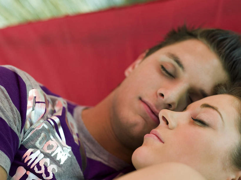 西方人,脸,头,脸颊,两个人,夫妻,躺,闭眼,横图,俯视,室内,特写,白天,爱情,床,欧洲,欧洲人,服装,双人床,床单,浪漫,被子,肩膀,衣服,恩爱,恋人,服饰,被单,衣着,穿着,衣饰,卧着,男人,男性,年轻男性,年轻女性,女人,女性,白种人,头部,脸部,脸蛋,面部,情侣,闭眼睛,闭着眼,闭着眼睛,躺着,卧,半身,彩图,高角度拍摄,伴侣