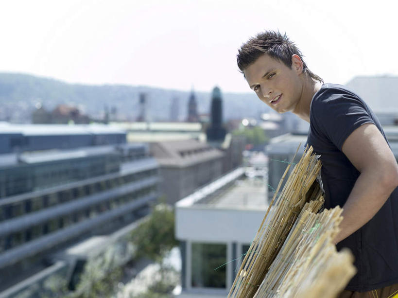 西方人,一个人,家,笑,微笑,露齿笑,横图,室外,白天,正面,欧洲,欧洲人,仅一个男性,仅一个人,阴影,服装,光线,影子,房屋,屋子,云,云朵,云彩,楼房,住宅,仅一个年轻男性,衣服,白云,阳光,服饰,衣着,穿着,衣饰,男人,男性,年轻男性,白种人,半身,彩图,房子