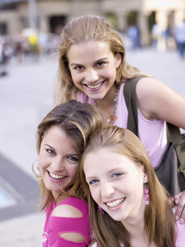 西方人,三个人,伙伴,朋友,站,笑,微笑,露齿笑,竖图,室外,白天,正面,友谊,欧洲,欧洲人,服装,朦胧,模糊,注视,衣服,观察,看,靠,靠着,站着,服饰,观看,察看,衣着,穿着,关注,衣饰,友情,年轻女性,女人,女性,白种人,站立,半身,彩图