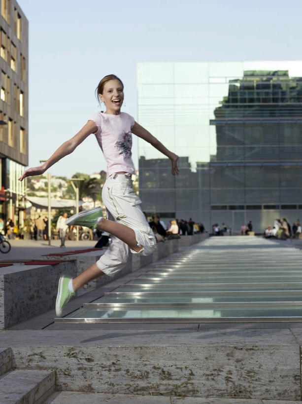 西方人,一个人,高楼大厦,笑,微笑,露齿笑,竖图,室外,白天,正面,道路,建筑,路,摩天大楼,公路,欧洲,欧洲人,仅一个年轻女性,仅一个女性,仅一个人,阴影,服装,光线,影子,交通,注视,衣服,阳光,观察,看,服饰,观看,察看,衣着,穿着,关注,衣饰,年轻女性,女人,女性,白种人,马路,跳跃,彩图,全身,大楼,高层建筑,高楼,摩天楼