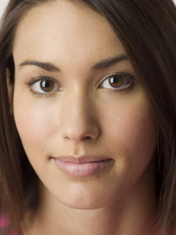 西方人,脸,眼睛,嘴,脸颊,眉毛,一个人,竖图,室内,特写,白天,正面,欧洲,欧洲人,仅一个年轻女性,仅一个女性,仅一个人,注视,观察,看,观看,察看,关注,年轻女性,女人,女性,白种人,脸部,脸蛋,眉,面部,眼眉,嘴巴,嘴唇,半身,彩图,眼眉毛