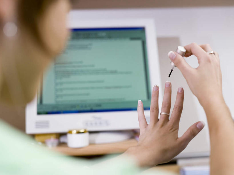 西方人,一个人,横图,室内,白天,电脑,显示器,鼠标,键盘,欧洲,欧洲人,仅一个年轻女性,仅一个女性,仅一个人,服装,朦胧,模糊,装饰,网络,指甲油,输入设备,通讯设备,背面,衣服,台式电脑,服饰,华丽,修饰,点缀,衣着,穿着,通信设备,输出设备,衬托,美观,雅致,雅观,衣饰,年轻女性,女人,女性,白种人,半身,彩图