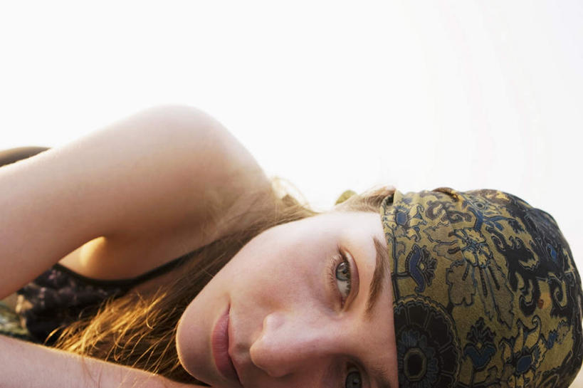 西方人,脸,头,脸颊,一个人,躺,横图,室外,特写,白天,正面,欧洲,欧洲人,仅一个年轻女性,仅一个女性,仅一个人,服装,头巾,注视,肩膀,衣服,观察,看,服饰,观看,察看,衣着,穿着,关注,衣饰,卧着,年轻女性,女人,女性,白种人,头部,脸部,脸蛋,面部,躺着,卧,半身,彩图