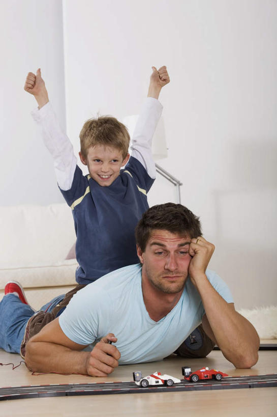 西方人,儿童,中年人,两个人,家庭,父亲,儿子,举,笑,微笑,露齿笑,竖图,室内,白天,正面,游戏,纯洁,玩具,欧洲,欧洲人,撑,服装,玩,托腮,注视,娱乐,小孩,衣服,观察,看,趴着,托,休闲,温暖,温馨,父子,一家人,父爱,可爱,童年,童趣,益智,服饰,观看,活动,和睦,察看,衣着,穿着,发泄,关注,消遣,智力,托下巴,童真,烂漫,无邪,宣泄,衣饰,天真,男孩,男人,男性,中年男性,白种人,孩子,举起,举手,举着,趴,玩耍,嬉戏,向上举,向上伸,向上托,半身,彩图,融洽,男生