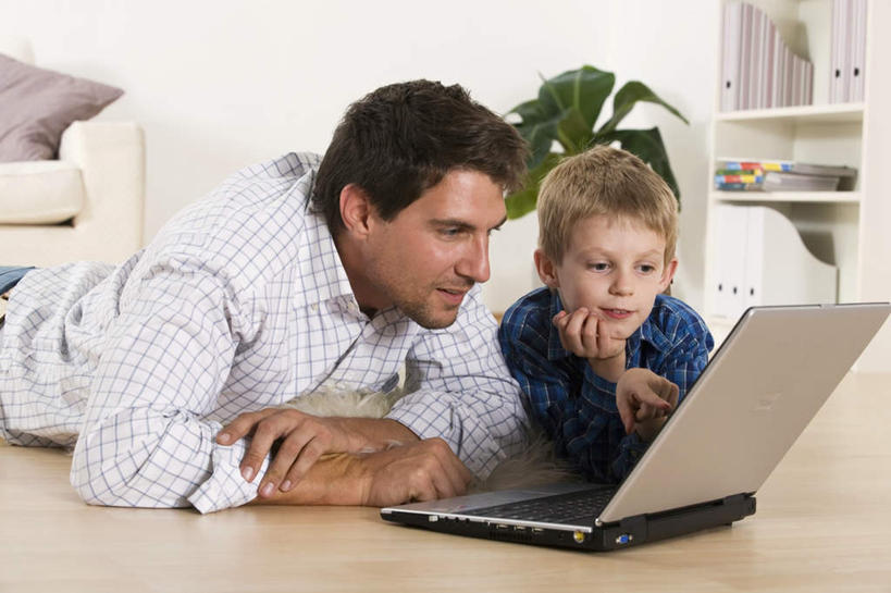 西方人,儿童,中年人,两个人,家庭,父亲,儿子,客厅,横图,室内,白天,正面,纯洁,电脑,笔记本电脑,地板,靠垫,沙发,欧洲,欧洲人,撑,服装,网络,靠枕,地面,托腮,注视,通讯设备,木地板,小孩,衣服,垫子,枕头,观察,看,趴着,托,温暖,温馨,父子,一家人,父爱,可爱,童年,童趣,服饰,观看,和睦,察看,无线,起居室,衣着,穿着,关注,托下巴,通信设备,无线网络,无线上网,便携式电脑,童真,烂漫,无邪,衣饰,天真,手提电脑,男孩,男人,男性,中年男性,白种人,孩子,趴,半身,彩图,融洽,男生,皮沙发