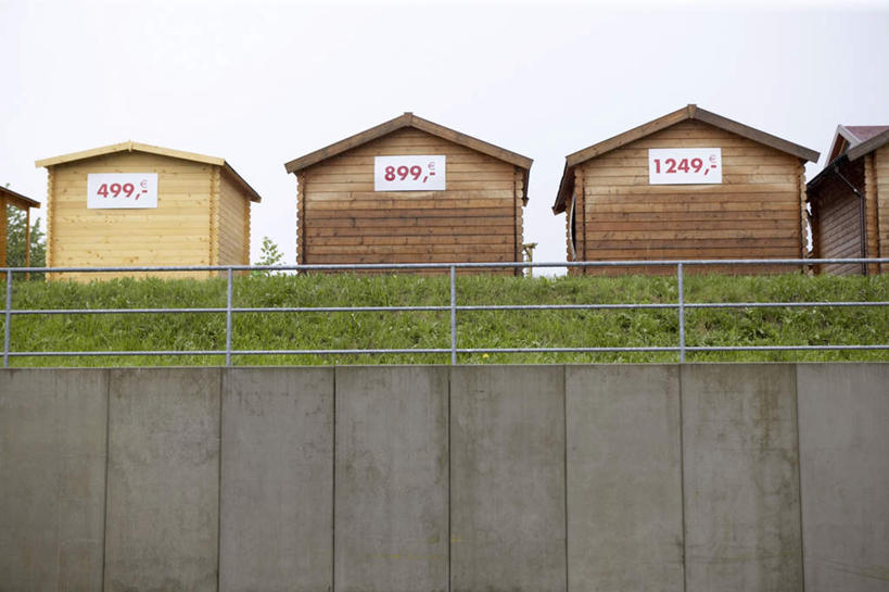 无人,家,木屋,栏杆,横图,室外,白天,仰视,旅游,度假,草地,草坪,美景,植物,一排,整齐,景观,围栏,娱乐,护栏,住宅,草,排列,绿色,自然,享受,休闲,景色,放松,队列,自然风光,彩图,低角度拍摄,茅舍,茅屋,棚屋,小木屋,小屋