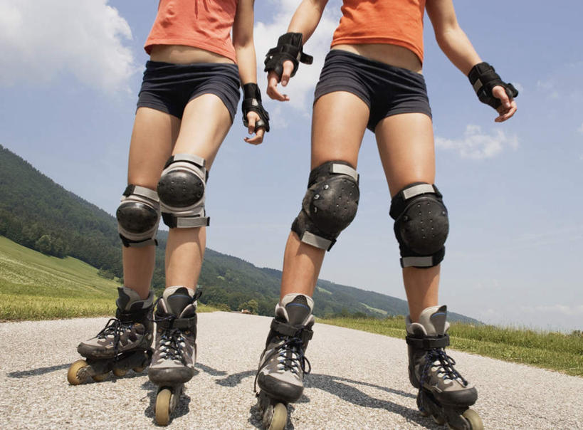 西方人,儿童,两个人,伙伴,朋友,站,横图,室外,白天,正面,锻炼,旅游,度假,友谊,纯洁,运动,滚轴溜冰,草地,草坪,山,山脉,植物,欧洲,欧洲人,阴影,服装,光线,影子,山峰,云,云朵,旱冰鞋,溜冰鞋,山峦,云彩,娱乐,草,树,树木,小孩,衣服,绿色,白云,阳光,自然,群山,站着,享受,休闲,轮滑鞋,放松,可爱,童年,童趣,服饰,生长,成长,衣着,穿着,室外运动,户外运动,滑冰鞋,童真,烂漫,无邪,单排轮滑,衣饰,天真,友情,溜冰,轮滑,女孩,女人,女性,白种人,孩子,站立,半身,彩图,健身,女生