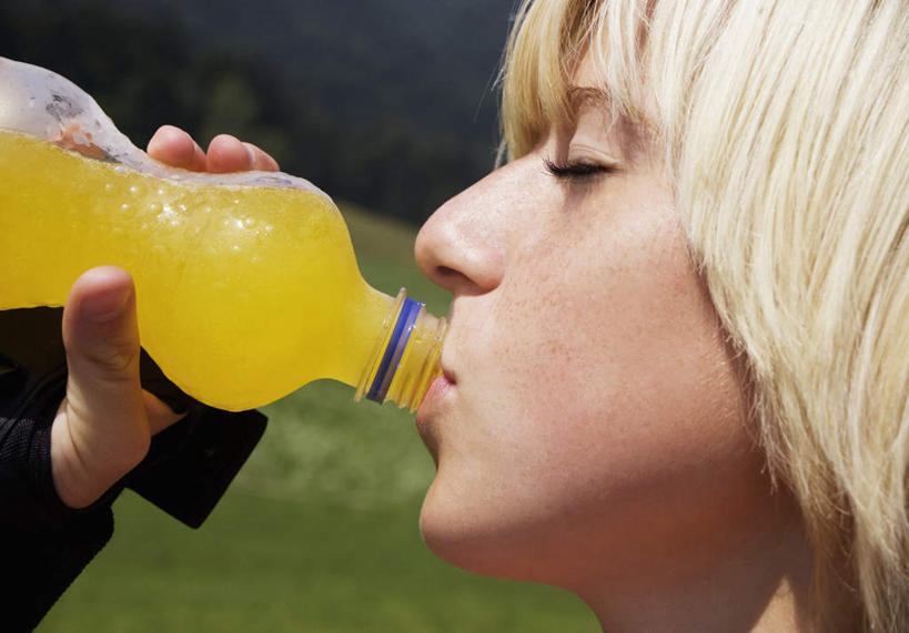 果汁,西方人,儿童,脸,头,脸颊,手,一个人,闭眼,横图,室外,白天,侧面,纯洁,欧洲,欧洲人,仅一个女性,仅一个人,阴影,人形,光线,影子,饮品,饮料,小孩,阳光,瓶子,塑料制品,仅一个小孩,手部,塑料瓶,可爱,童年,童趣,单手,一瓶,可口,童真,烂漫,无邪,适口,天真,女孩,女人,女性,白种人,孩子,头部,脸部,脸蛋,面部,闭眼睛,闭着眼,闭着眼睛,半身,彩图,女生