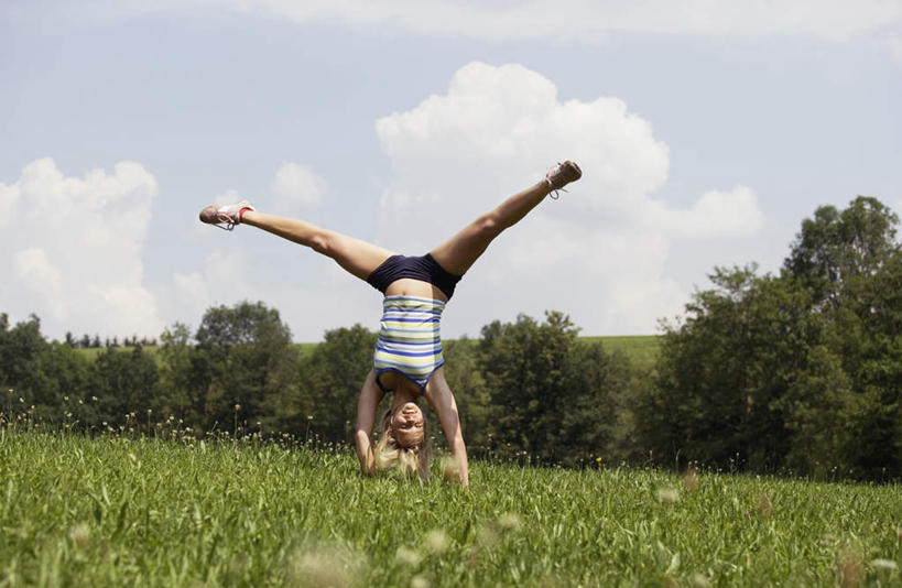 西方人,儿童,一个人,横图,室外,白天,正面,锻炼,旅游,度假,纯洁,运动,草地,草坪,植物,欧洲,欧洲人,仅一个女性,仅一个人,倒立,阴影,服装,光线,影子,云,云朵,云彩,娱乐,草,树,树木,小孩,衣服,绿色,白云,阳光,自然,仅一个小孩,享受,休闲,放松,可爱,童年,童趣,服饰,生长,成长,张开双腿,衣着,穿着,室外运动,户外运动,童真,烂漫,无邪,衣饰,体育,天真,女孩,女人,女性,白种人,孩子,彩图,全身,健身,女生