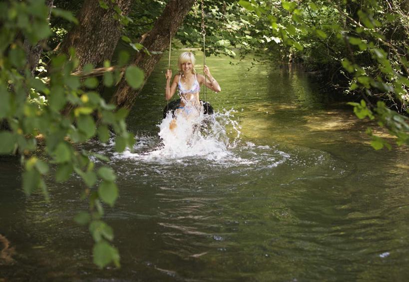 西方人,儿童,一个人,坐,笑,微笑,露齿笑,横图,室外,白天,正面,泳装,比基尼,游戏,纯洁,河流,树林,水,植物,欧洲,欧洲人,仅一个女性,仅一个人,摇摆,阴影,飞溅,溅,光线,液体,影子,河水,水滴,水流,玩,注视,娱乐,水珠,树,树木,小孩,绿色,阳光,自然,秋千,荡秋千,观察,看,仅一个小孩,休闲,可爱,童年,童趣,生长,成长,观看,活动,察看,关注,喷洒,摇晃,童真,烂漫,无邪,天真,女孩,女人,女性,白种人,孩子,玩耍,嬉戏,坐着,彩图,全身,三点式,泳衣,女生