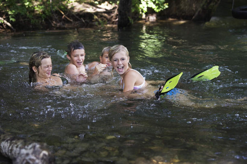 游泳,西方人,儿童,四个人,伙伴,朋友,笑,微笑,露齿笑,横图,室外,白天,正面,泳装,比基尼,游戏,友谊,纯洁,河流,水,欧洲,欧洲人,河水,水流,玩,注视,娱乐,小孩,观察,看,休闲,可爱,童年,童趣,观看,察看,关注,童真,烂漫,无邪,泅水,拍浮,天真,友情,男孩,男人,男性,女孩,女人,女性,中年女性,白种人,孩子,玩耍,嬉戏,半身,彩图,三点式,泳衣,男生,女生