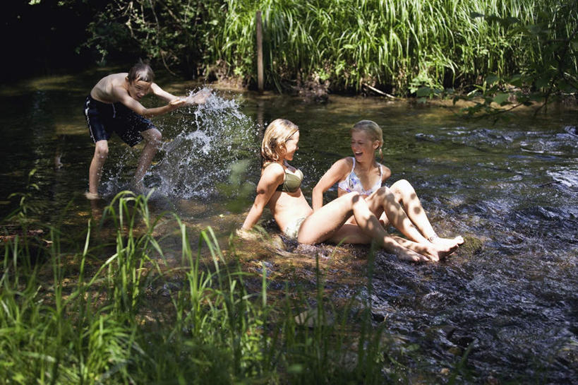 西方人,儿童,三个人,伙伴,朋友,站,坐,笑,微笑,露齿笑,横图,室外,白天,正面,泳装,比基尼,游戏,友谊,纯洁,河流,树林,水,植物,欧洲,欧洲人,弯腰,阴影,飞溅,溅,光线,液体,影子,河水,水滴,水流,玩,注视,娱乐,水珠,树,树木,小孩,绿色,阳光,自然,观察,看,站着,张嘴,休闲,可爱,童年,童趣,生长,成长,观看,察看,关注,喷洒,张大嘴巴,童真,烂漫,无邪,弯身,天真,友情,男孩,男人,男性,女孩,女人,女性,白种人,孩子,张开嘴,玩耍,嬉戏,站立,坐着,彩图,全身,三点式,泳衣,男生,女生