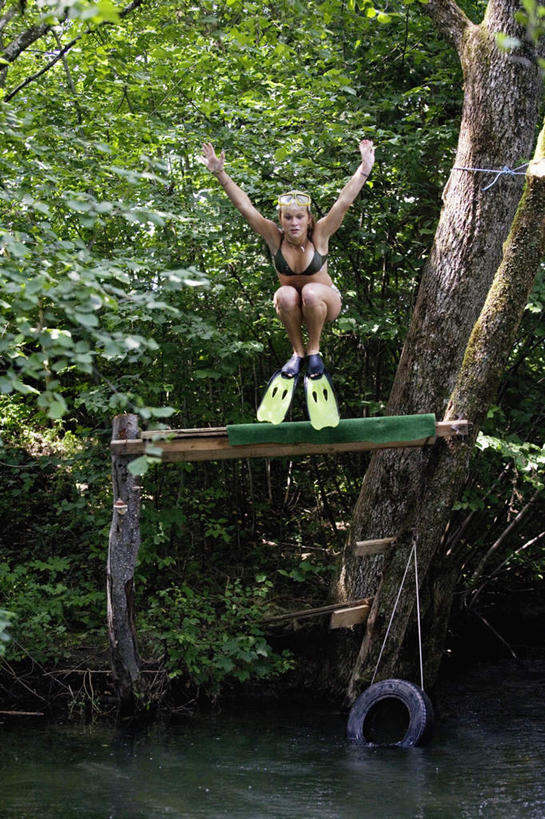 游泳,西方人,儿童,一个人,跳,伸展双臂,竖图,室外,白天,正面,泳装,比基尼,游戏,纯洁,河流,树林,水,植物,欧洲,欧洲人,仅一个女性,仅一个人,河水,水流,玩,注视,娱乐,树,树木,小孩,绿色,自然,观察,看,仅一个小孩,休闲,蛙鞋,可爱,童年,童趣,潜水,生长,成长,观看,脚蹼,察看,关注,潜水装备,童真,烂漫,无邪,浮潜,潜水运动,泅水,拍浮,天真,女孩,女人,女性,白种人,孩子,敞开双臂,伸开双臂,跳跃,玩耍,嬉戏,展开双肩,张开手臂,张开双臂,彩图,全身,三点式,泳衣,女生