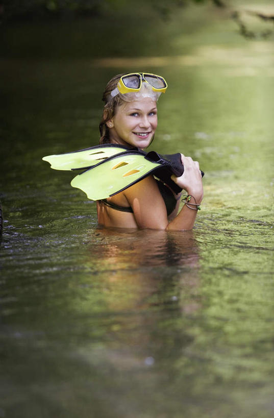 游泳,西方人,儿童,一个人,笑,微笑,露齿笑,竖图,室外,白天,泳装,比基尼,游戏,纯洁,河流,水,欧洲,欧洲人,仅一个女性,仅一个人,河水,水流,玩,扭头,注视,娱乐,小孩,背面,观察,看,转头,仅一个小孩,休闲,蛙鞋,可爱,童年,童趣,潜水,观看,脚蹼,察看,关注,潜水装备,童真,烂漫,无邪,浮潜,潜水运动,泅水,拍浮,天真,女孩,女人,女性,白种人,孩子,玩耍,嬉戏,半身,彩图,三点式,泳衣,女生