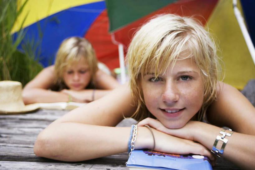 西方人,儿童,两个人,伙伴,朋友,笑,微笑,露齿笑,横图,室外,白天,正面,泳装,比基尼,看书,阅读,友谊,纯洁,草地,草坪,植物,书籍,欧洲,欧洲人,学习,注视,草,小孩,绿色,书本,观察,看,趴着,可爱,童年,童趣,读书,浏览,观看,察看,关注,童真,烂漫,无邪,天真,友情,女孩,女人,女性,白种人,孩子,书,图书,趴,半身,彩图,三点式,泳衣,女生