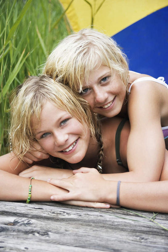 西方人,儿童,两个人,伙伴,朋友,笑,微笑,露齿笑,竖图,室外,白天,正面,泳装,比基尼,友谊,纯洁,草地,草坪,植物,欧洲,欧洲人,注视,草,小孩,绿色,观察,看,趴着,可爱,童年,童趣,观看,察看,关注,童真,烂漫,无邪,天真,友情,女孩,女人,女性,白种人,孩子,趴,半身,彩图,三点式,泳衣,女生