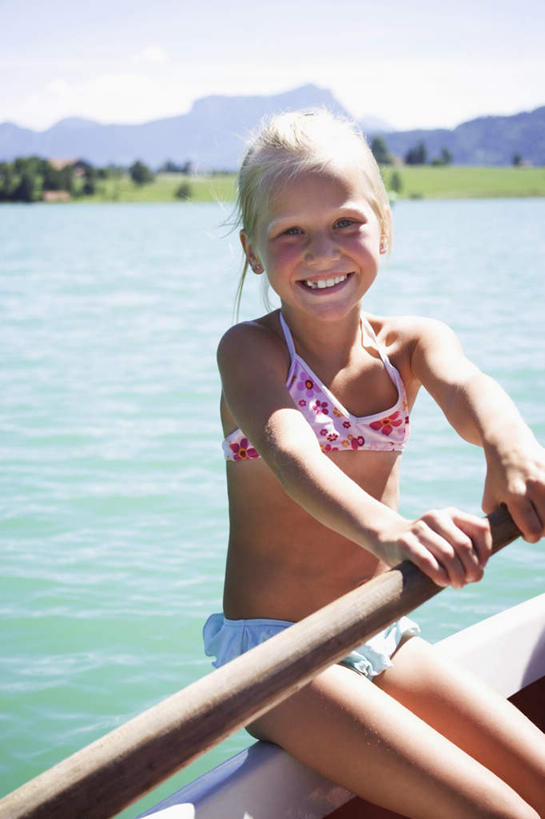 划船,西方人,儿童,一个人,坐,笑,微笑,露齿笑,竖图,室外,白天,正面,泳装,比基尼,纯洁,草地,草坪,河流,水,植物,欧洲,欧洲人,仅一个女性,仅一个人,阴影,光线,影子,河水,水流,注视,草,树,树木,小孩,绿色,阳光,自然,观察,看,仅一个小孩,可爱,童年,童趣,生长,成长,观看,察看,关注,童真,烂漫,无邪,天真,女孩,女人,女性,白种人,孩子,坐着,半身,彩图,三点式,泳衣,女生