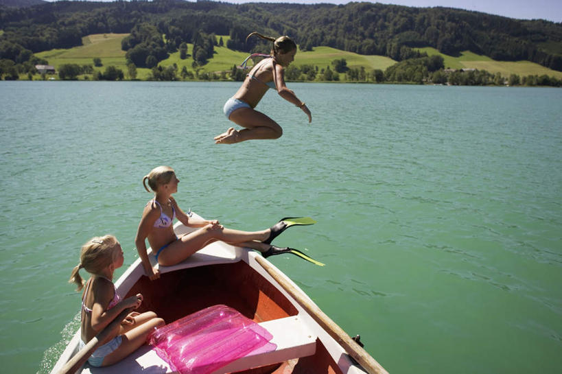 跳水,西方人,儿童,三个人,伙伴,朋友,跳,横图,室外,白天,正面,泳装,比基尼,锻炼,游戏,友谊,纯洁,运动,草地,山,山脉,植物,欧洲,欧洲人,阴影,光线,影子,山峰,山峦,半空,玩,注视,娱乐,草,小孩,绿色,阳光,群山,观察,看,休闲,可爱,腾空,童年,童趣,观看,察看,关注,水上运动,童真,烂漫,无邪,体育,天真,友情,女孩,女人,女性,白种人,孩子,跳跃,玩耍,嬉戏,彩图,全身,三点式,泳衣,健身,女生