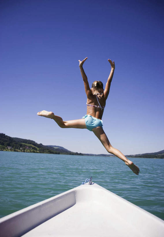 跳水,西方人,儿童,一个人,举,伸展双臂,竖图,室外,白天,泳装,比基尼,锻炼,纯洁,运动,河流,水,欧洲,欧洲人,仅一个女性,仅一个人,阴影,光线,影子,河水,水流,云,云朵,云彩,小孩,背面,白云,蓝天,天空,阳光,天,托,仅一个小孩,可爱,童年,童趣,水上运动,童真,烂漫,无邪,体育,天真,女孩,女人,女性,白种人,孩子,敞开双臂,举起,举手,举着,伸开双臂,向上举,向上伸,向上托,展开双肩,张开手臂,张开双臂,彩图,全身,三点式,泳衣,健身,女生