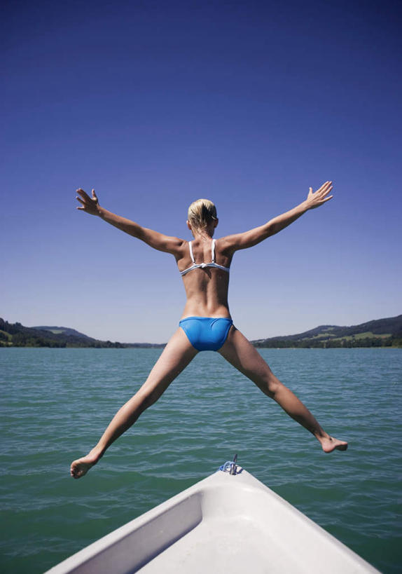 跳水,西方人,儿童,一个人,举,伸展双臂,竖图,室外,白天,泳装,比基尼,锻炼,纯洁,运动,河流,水,欧洲,欧洲人,仅一个女性,仅一个人,阴影,光线,影子,河水,水流,云,云朵,云彩,小孩,背面,白云,蓝天,天空,阳光,天,托,仅一个小孩,可爱,童年,童趣,水上运动,童真,烂漫,无邪,体育,天真,女孩,女人,女性,白种人,孩子,敞开双臂,举起,举手,举着,伸开双臂,向上举,向上伸,向上托,展开双肩,张开手臂,张开双臂,彩图,全身,三点式,泳衣,健身,女生