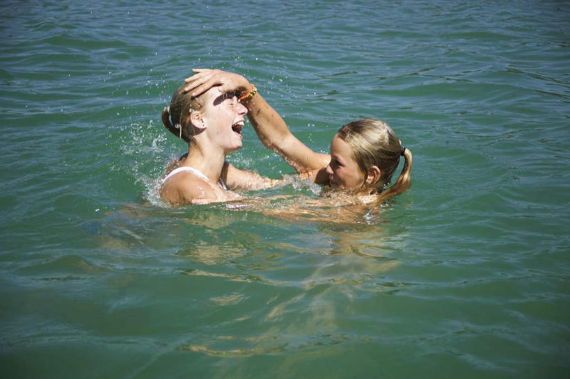 西方人,儿童,两个人,伙伴,朋友,横图,俯视,室外,白天,泳装,比基尼,游戏,友谊,河流,水,欧洲,欧洲人,阴影,光线,影子,河水,水流,玩,注视,娱乐,小孩,阳光,观察,看,张嘴,休闲,观看,察看,关注,张大嘴巴,友情,女孩,女人,女性,白种人,孩子,张开嘴,玩耍,嬉戏,半身,彩图,高角度拍摄,三点式,泳衣,女生