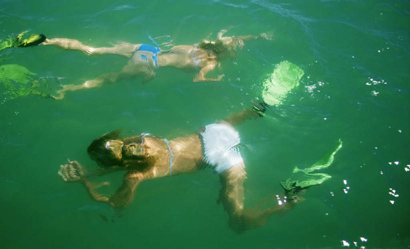 游泳,西方人,儿童,两个人,伙伴,朋友,横图,俯视,室外,白天,泳装,比基尼,友谊,纯洁,河流,水,欧洲,欧洲人,河水,水流,小孩,蛙鞋,可爱,童年,童趣,潜水,脚蹼,潜水装备,童真,烂漫,无邪,浮潜,潜水运动,泅水,拍浮,天真,友情,女孩,女人,女性,白种人,孩子,彩图,高角度拍摄,全身,三点式,泳衣,女生