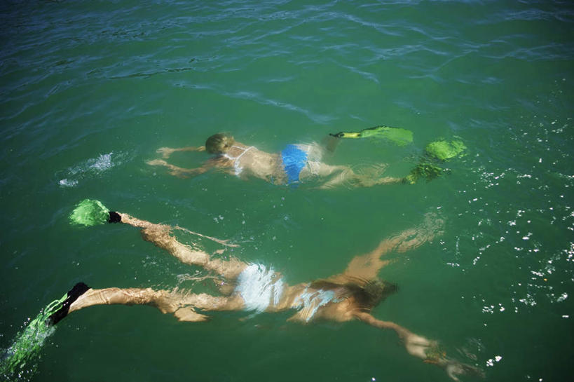 游泳,西方人,儿童,两个人,伙伴,朋友,横图,俯视,室外,白天,泳装,比基尼,友谊,纯洁,河流,水,欧洲,欧洲人,河水,水流,小孩,蛙鞋,可爱,童年,童趣,潜水,脚蹼,潜水装备,童真,烂漫,无邪,浮潜,潜水运动,泅水,拍浮,天真,友情,女孩,女人,女性,白种人,孩子,彩图,高角度拍摄,全身,三点式,泳衣,女生