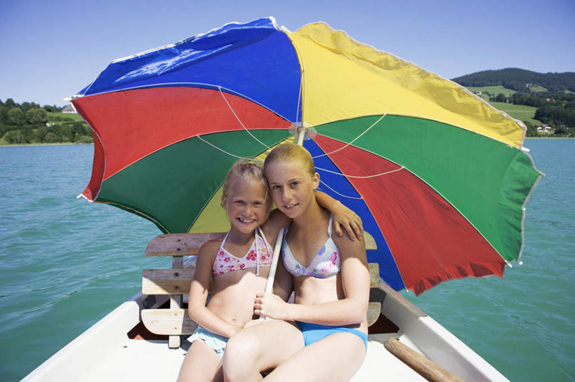 西方人,儿童,两个人,伙伴,朋友,坐,笑,微笑,露齿笑,横图,室外,白天,正面,泳装,比基尼,友谊,纯洁,河流,山,山脉,树林,水,植物,欧洲,欧洲人,阴影,光线,伞,影子,雨伞,遮阳伞,河水,山峰,水流,云,云朵,山峦,云彩,注视,阳伞,树,树木,小孩,绿色,白云,蓝天,天空,阳光,自然,群山,天,观察,看,可爱,童年,童趣,生长,成长,观看,察看,太阳伞,关注,童真,烂漫,无邪,天真,友情,女孩,女人,女性,白种人,孩子,坐着,半身,彩图,三点式,泳衣,女生