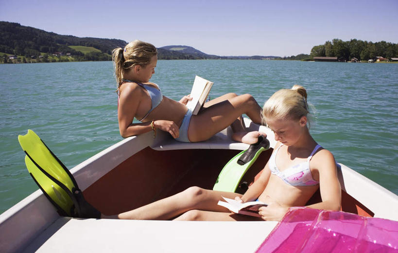 游泳,西方人,儿童,两个人,伙伴,朋友,横图,室外,白天,正面,泳装,比基尼,锻炼,看书,阅读,友谊,纯洁,运动,河流,水,书籍,欧洲,欧洲人,学习,阴影,光线,影子,河水,水流,云,云朵,拿,云彩,拿着,小孩,白云,蓝天,天空,阳光,书本,天,看,蛙鞋,可爱,童年,童趣,读书,浏览,潜水,脚蹼,潜水装备,童真,烂漫,无邪,浮潜,潜水运动,体育,天真,友情,女孩,女人,女性,白种人,孩子,书,图书,彩图,全身,三点式,泳衣,健身,女生